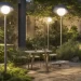 A busca por soluções sustentáveis e eficientes para a iluminação de ambientes externos tem levado muitos proprietários de residências a considerarem a instalação de lâmpadas solares em seus jardins. Essas lâmpadas não apenas oferecem uma maneira ecológica de iluminar espaços ao ar livre, mas também proporcionam economia de energia e versatilidade no design. A crescente conscientização sobre a preservação ambiental e a necessidade de reduzir a dependência de combustíveis fósseis tornaram as lâmpadas solares uma escolha popular entre os consumidores modernos.