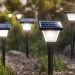 A iluminação de caminhos em jardins é essencial não apenas para melhorar a segurança e a acessibilidade, mas também para acentuar a beleza natural do espaço ao ar livre. Em um mundo que se conscientiza cada vez mais sobre a sustentabilidade, as lâmpadas solares emergem como uma solução eficaz, oferecendo benefícios ecológicos e econômicos. Este artigo apresenta práticas recomendadas e truques para otimizar a iluminação de caminhos utilizando lâmpadas solares, ajudando a transformar seu jardim em um ambiente seguro e visualmente atraente.