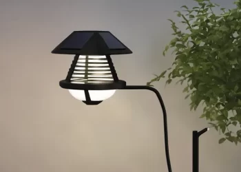 A personalização de jardins vai muito além da simples estética; ela reflete a personalidade e o estilo dos proprietários. Com a crescente acessibilidade das lâmpadas solares, personalizar esses dispositivos para que se integrem perfeitamente ao design do seu jardim se tornou uma prática popular. Este artigo apresenta ideias inovadoras e práticas de personalização que podem transformar seu espaço ao ar livre em uma extensão única de sua criatividade. Seja você um amante da natureza, um entusiasta da decoração ou alguém que deseja embelezar seu ambiente externo, as lâmpadas solares personalizadas oferecem uma oportunidade perfeita para expressar sua individualidade.