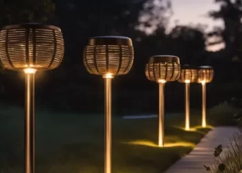 O artigo discute a crescente importância da iluminação solar para jardins, destacando sua funcionalidade e estética. Ele explora como as lâmpadas solares funcionam, suas vantagens ambientais e financeiras, e os diferentes tipos disponíveis. Com foco na sustentabilidade, segurança e economia de energia, o texto também aborda as considerações para a instalação e manutenção, além de comparações com outras tecnologias de iluminação. Contribuições de especialistas e perguntas frequentes são incluídas para fornecer uma visão abrangente sobre como a iluminação solar pode enriquecer espaços externos.