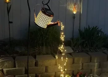 A iluminação é um componente vital no design de jardins residenciais, não apenas por sua capacidade de realçar a beleza do espaço, mas também por aumentar a segurança e a funcionalidade. Com a crescente demanda por soluções sustentáveis e eficientes, a iluminação solar tem se destacado como uma alternativa prática e ecológica. Este artigo explora uma variedade de ideias criativas para incorporar lâmpadas solares em seu jardim, demonstrando como essa tecnologia pode transformar seu espaço ao ar livre em um ambiente acolhedor e esteticamente agradável.