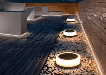 O artigo explora ideias criativas para ampliar a funcionalidade do jardim utilizando lâmpadas solares, destacando suas vantagens estéticas, práticas e sustentáveis. Ele aborda a iluminação de caminhos, o destaque de elementos do paisagismo, a criação de áreas de estar externas e a integração com tecnologias inteligentes, promovendo um ambiente acolhedor e eficiente.