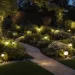 Nos últimos anos, as lâmpadas solares têm se destacado como uma solução prática e sustentável para a iluminação de jardins residenciais. Elas não apenas oferecem uma estética agradável, iluminando caminhos e destacando características paisagísticas, mas também representam uma alternativa econômica e ecológica à iluminação tradicional. No entanto, para garantir que essas lâmpadas funcionem de maneira eficiente e duradoura, é imprescindível adotar práticas adequadas de cuidado e manutenção. Este artigo tem como objetivo apresentar dicas eficazes que ajudarão você a prolongar a vida útil das suas lâmpadas solares de jardim, assegurando um brilho constante e confiável por muitos anos.